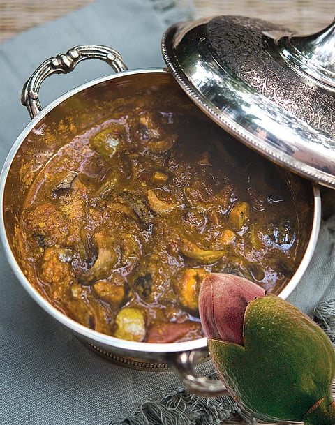 आदिवासी महिलाएं सेमल के फूलों और पत्तियों से सब्जी बनाती हैं (फोटो: संगीता खन्ना)