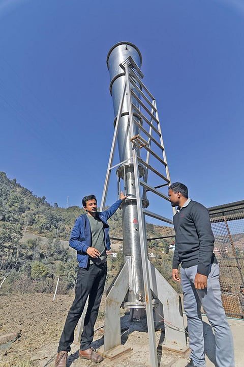 हिमाचल  प्रदेश के सोलन स्थित कृषि विज्ञान केंद्र में  लगी स्वदेशी ओला रोधी तोप (फोटो: विकास चौधरी / सीएसई)