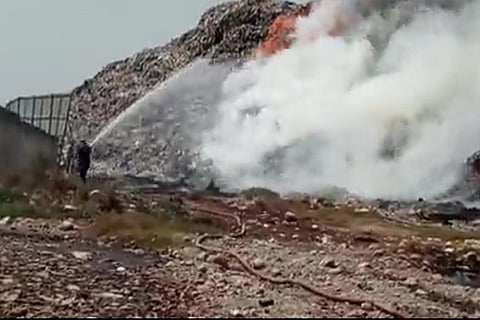 देहरादून के पास शीशमबाड़ा के सॉलिड वेस्ट मैनेजमेंट प्लांट में जमा लाखों टन कचरे के ढेर में लगी आग: फायर सर्विस के वीडियो से