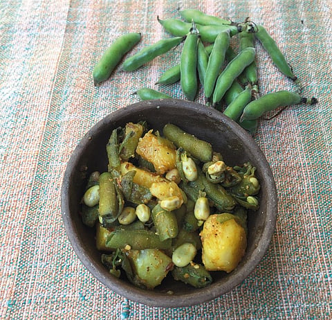 आलू के साथ बाकला फली की स्वादिष्ट और पौष्टिक सब्जी बनाई जाती है (फोटो: विभा वार्ष्णेय / सीएसई)