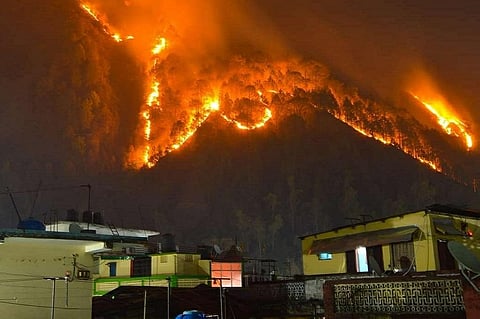 उत्तराखंड के उत्तरकाशी में जंगलों में लगी आग, जो रिहाइशी क्षेत्र के काफी नजदीक है। फोटो सौजन्य द्वारिका प्रसाद सेमवाल