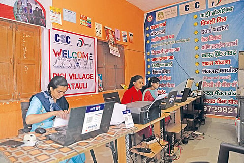 हरियाणा के  सोनीपत के गांव दतौली में भारतनेट ब्रॉडबैंड सेवा के जरिए ग्रामीणों के काम हो रहे हैं (फोटो: मिधुन विजयन / सीएसई)