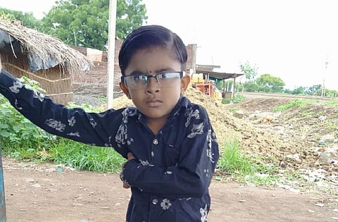 सिकल सेल अनीमिया से पीड़ित प्रशांत। फोटो: राजेंद्र जोशी 
