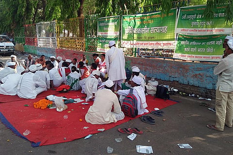 रांची के राजभवन के समक्ष 18 अप्रैल से झारखंड में हो रहे है पंचायत के विरोध में सत्याग्रह पर बैठे हुए आदिवासी संगठन के लोग