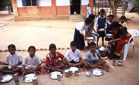 Children eating their mid-day meal at a school in Gadchiroli, Maharashtra. Photo: Ruhani Kaur / CSE