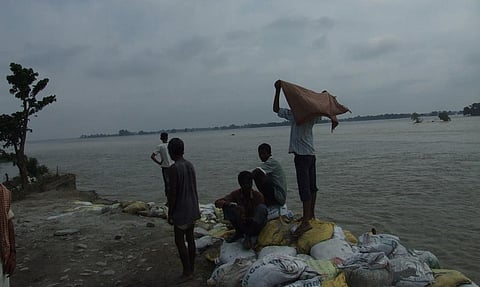 2008 की भयानक बाढ़ ने कोसी नदी को अपने पुराने रास्ते को छोड़ने के लिए मजबूर कर दिया था। इस वजह से 30 लाख लोग विस्थापित हुए और 250 से अधिक लोगों की मौत हुई। फाइल फोटो: अर्णव प्रातीम दत्ता