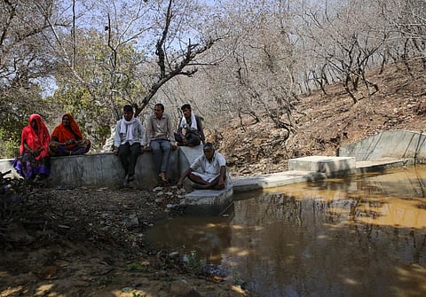 अमरतिया गांव की सरजू बाई (बाएं से दूसरी) ने जल संकट का पूरी तरह खात्मा कर दिया है। फोटो : विकास चौधरी 
