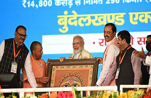उत्तर प्रदेश में बुंदेलखंड एक्सप्रेसवे का उद्घाटन करते वक्त प्रधानमंत्री नरेंद्र मोदी ने मुफ्त की रेवड़ियों पर चिंता जताई थी। फोटो: पीआईबी