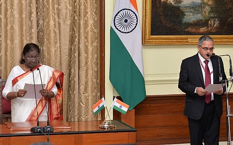 President Droupadi Murmu administers the Oath of Office to the Central Vigilance Commissioner Suresh N Patel at Rashtrapati Bhavan. Photo: @rashtrapatibhvn / Twitter
