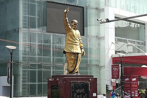 सार्वजनिक स्थानों पर मूर्ति या संरचना के निर्माण की अनुमति नहीं दे सकती नगरपालिकाएं: उच्च न्यायालय  