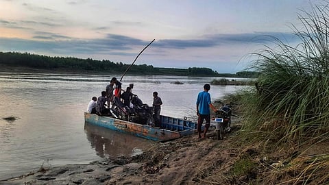 A boat crossing the Yamuna. Photo: Varsha Singh