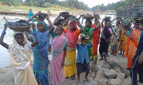 Villagers from many villages of Chhattisgarh dug coal from their respective areas and reached the satyagraha site with it in metal containers. Photo: Rajesh Tripathi