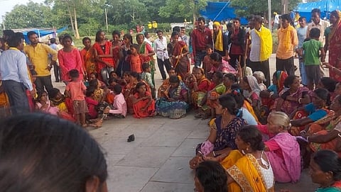 आंदोलन की तैयारी के सिलसिले में बैठक करते कुड़मी समाज के लोग