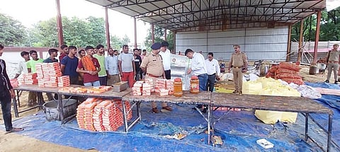 A community kitchen being set up for flood-affected people in Nanpara tehsil of Bahraich district, UP. Photo: @rahat_up / Twitter