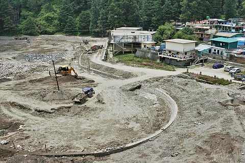 सूखाताल में चल रहा निर्माण कार्य, और झील क्षेत्र में बने भवन; फोटो: कविता उपाध्याय/ट्विटर