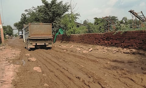 CSE found that crusher zones in Indri Rewasan (Nuh) and Raisina (Gurugram) do not have metalled roads and are dusty during vehicular movement. Photo: Divyansh Upadhyay