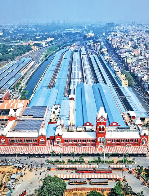 चेन्नई सेंट्रल रेलवे स्टेशन अपनी ऊर्जा आवश्यकता का 100 प्रतिशत प्लेटफॉर्म में स्थापित सौर पैनलों से पूरी करता है (फोटो: अश्विनी वैष्णव / ट्विटर)