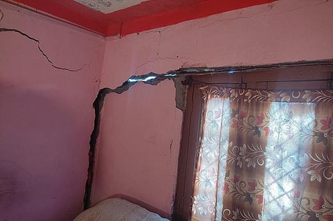 जोशीमठ में घरों में आ रही दरारों का सिलसिला थम नहीं रहा है। फोटो: त्रिलोचन भट्ट