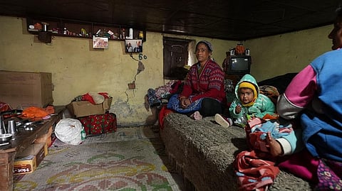 गांव सेलंग में घरों में भी दरारें आ रही हैं। फोटो: सनी गौतम