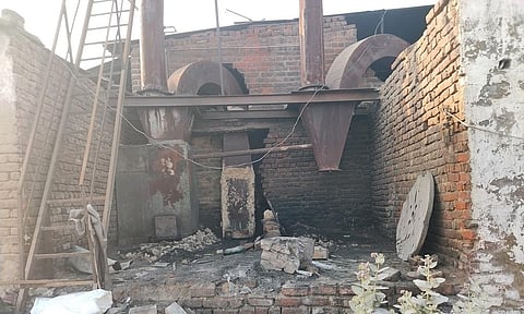 एक बायोमास फायरिंग यूनिट में प्रदूषण रोकने के लिए लगे उपकरण की देखरेख नहीं की जा रही है। फोटाे: सीएसई