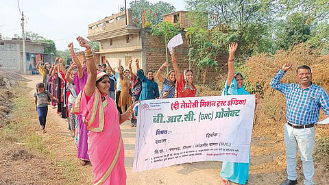 छत्तीसगढ़ के जांजगीर चाम्पा जिले में स्थित आमोदा  गांव में एसएचजी द्वारा कुष्ठरोग के उन्मूलन के लिए जागरुकता रैली िनकाली गई ( फोटो: मनोज नाग)
