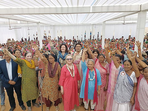 सेवा के पचास साल पूरा होने के अवसर पर अमेरिका की पूर्व विदेश मंत्री हिलैरी क्लिंटन के साथ समूह की महिलाएं  (फोटो सौजन्य: सेवा स्वयं सहायता समूह)
