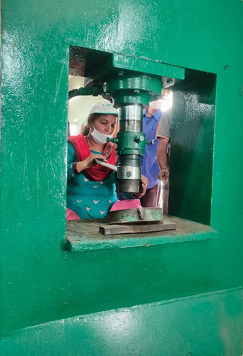 उत्तराखंड के चंपावत जिले में रायकोट कुंवर गांव में  एसएचजी की महिला लोहे के बर्तन तैयार करती हुई (फोटो: वर्षा सिंह)