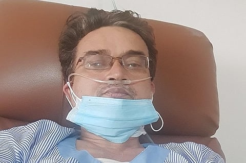 बीमारी के दौरान अस्पताल में भर्ती लेख के लेखक राजू सजवान। फोटो: राजू सजवान