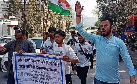 जोशीमठ आपदा के बारे में ध्यान आकर्षित करने के लिए जोशीमठ के युवा देहरादून तक पैदल यात्रा कर रहे हैं। फोटो: शिवानी पांडेय