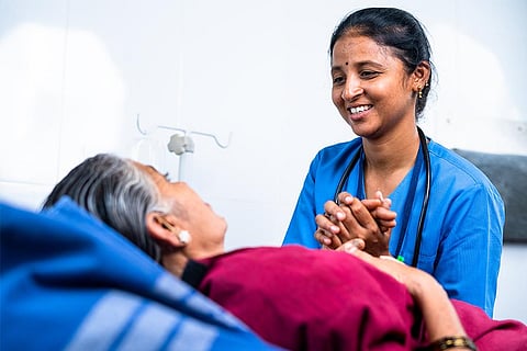 अस्पताल में सर्जरी के बाद बुजुर्ग रोगी को सांत्वना देती नर्स; फोटो: आईस्टॉक