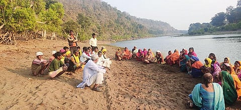 Members of tribal community formulating a strategy during a meeting at Basania dam site in Odhari village in Mandla district, Madhya Pradesh. Photo: Rajkumar Sinha