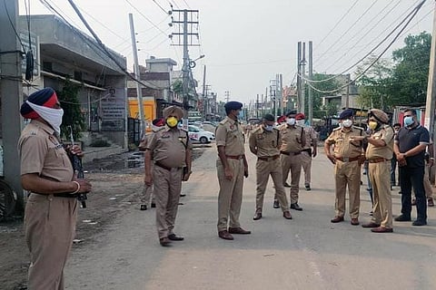 30 अप्रैल 2023 को लुधियाना के ग्यासपुरा में हुए गैस रिसाव के बाद पहरा देती पुलिस; फोटो: पंजाब सरकार/ ट्विटर
