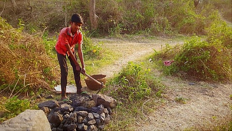 A 14-year-old boy from Jahajtand village helps his family by picking coal. Photo: Varsha Singh.