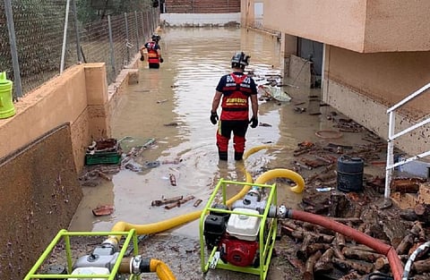 Firefighters drain water from a house in El Llano de Molina district. Photo: @112rmurcia / Twitter 