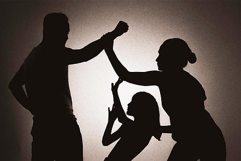 बढ़ते तापमान के चलते भारत में बढ़ते घरेलू हिंसा के मामले; फोटो: आईस्टॉक