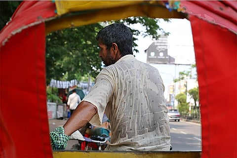 जलवायु परिवर्तन के चलते बढ़ रहा है गर्मी का कहर, बांग्लादेश के सिलहट में गर्मी से बदहाल रिक्शा चालक; फोटो: आईस्टॉक