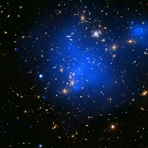 A phenomenon called gravitational lensing can help astronomers observe faint, hard-to-see galaxies. Photo: NASA / STScI