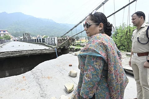 उत्तराखंड विधानसभा की अध्यक्ष एवं कोटद्वार की विधायक ऋतु खंडूरी भूषण टूटे हुए पुल के पास। फोटो : @RituKhanduriBJP / Twitter 