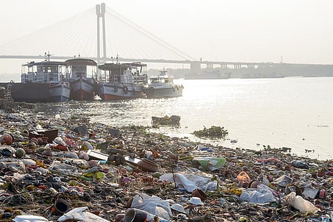 पर्यावरण के लिए गंभीर खतरा पैदा कर रहा गंगा किनारे जमा प्लास्टिक और अन्य कचरा; फोटो: आईस्टॉक