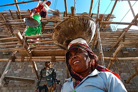 भीषण गर्मी के चलते 2021 में काम के करीब 47,000 करोड़ घंटे बर्बाद हो गए थे; फोटो: आईस्टॉक
