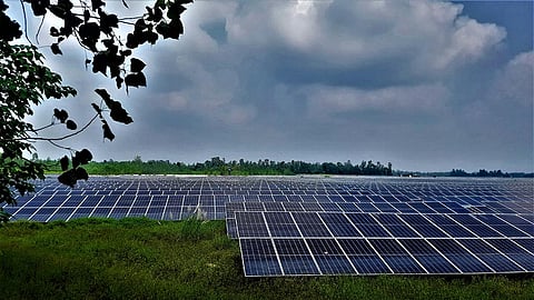 उत्तर प्रदेश: सोलर प्लांट के लिए जमीन देने वाले किसान क्यों हैं नाराज?