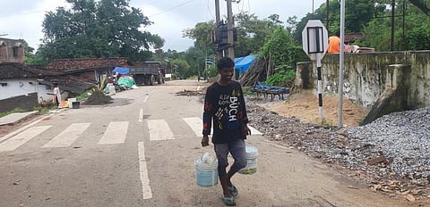 A young man carrying water after collecting it from a tanker in Ulihatu village under Arki block of Khunti district in Jharkhand. Photo: Manoj Choudhary