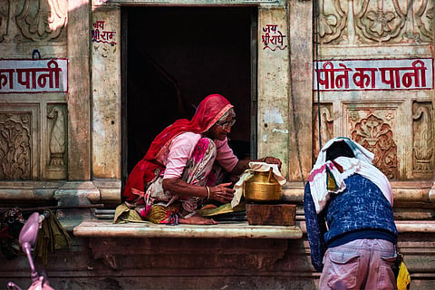 पुष्कर की गलियों में प्यासों को पानी पिलाती बुजुर्ग; फोटो: आईस्टॉक