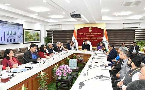 केंद्रीय स्वास्थ्य मंत्री मनसुख मंडाविया ने कोविड-​​19 पर ताजा हालात और तैयारियों की जानकारी के लिए विभिन्न राज्यों के स्वास्थ्य मंत्रियों के साथ एक उच्च स्तरीय बैठक की अध्यक्षता की। फोटो: @MoHFW_INDIA