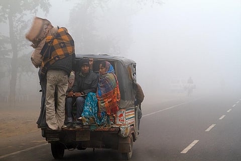धुंध और प्रदुषण में लिपटा शहर; फोटो: आईस्टॉक