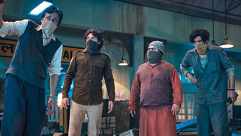 नेटफ्लिक्स सीरीज “द रेलवे मेन दी अनटोल्ड स्टोरी ऑफ भोपाल 1984” का एक दृश्य  (फोटो सौजन्य: नेटफ्लिक्स)