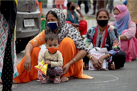 दुनिया पर एक बार फिर मंडराता कोरोना का साया, नया वैरिएंट इस बात का सबूत हैं कि महामारी का खतरा अभी पूरी तरह टला नहीं है; फोटो: आईस्टॉक
