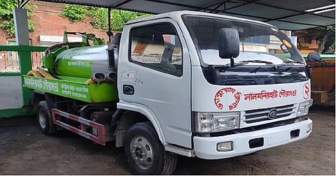 Truck-mounted vacuum tanker procured by the Lalmonirhat municipality is unable to provide desludging service in narrow lanes. Photo: Sarim / CSE