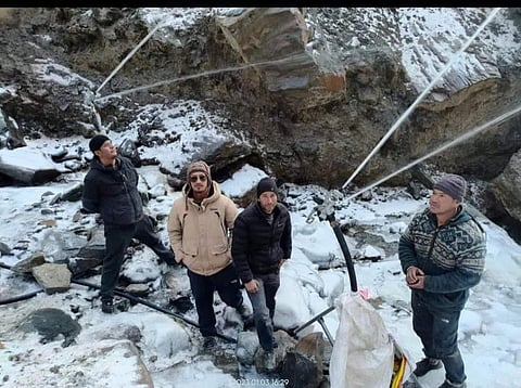 हिमाचल प्रदेश के कबाइली जिले में हांगो गांव के युवाओं द्वारा तैयार किया जा रहा कृत्रिम ग्लेशियर। फोटो : रोहित पराशर