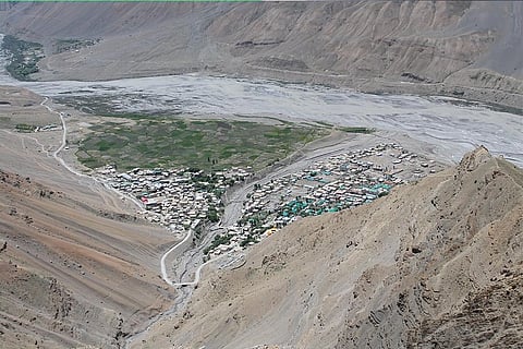 3650 मीटर की ऊंचाई पर स्थित शीत मरुस्थल स्पीति वैली का काजा शहर; फोटो: रोहित पराशर